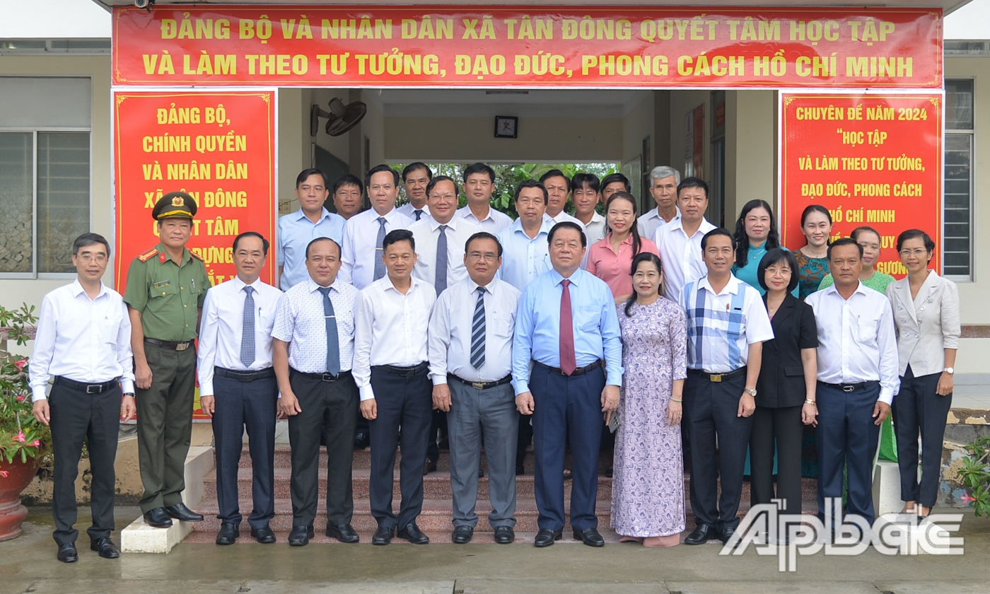 Đồng chí Nguyễn Trọng Nghĩa chụp ảnh lưu niệm cùng lãnh đạo tỉnh và địa phương.