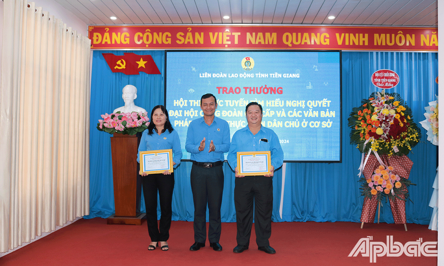 LĐLĐ tỉnh Tiền Giang trao tặng Bằng khen và Giấy chứng nhận cho 6 tập thể, 29 cá nhân đạt thành tích xuất sắc trong Hội thi trực tuyến nghiệp vụ cán bộ CĐ tỉnh Tiền Giang năm 2023.