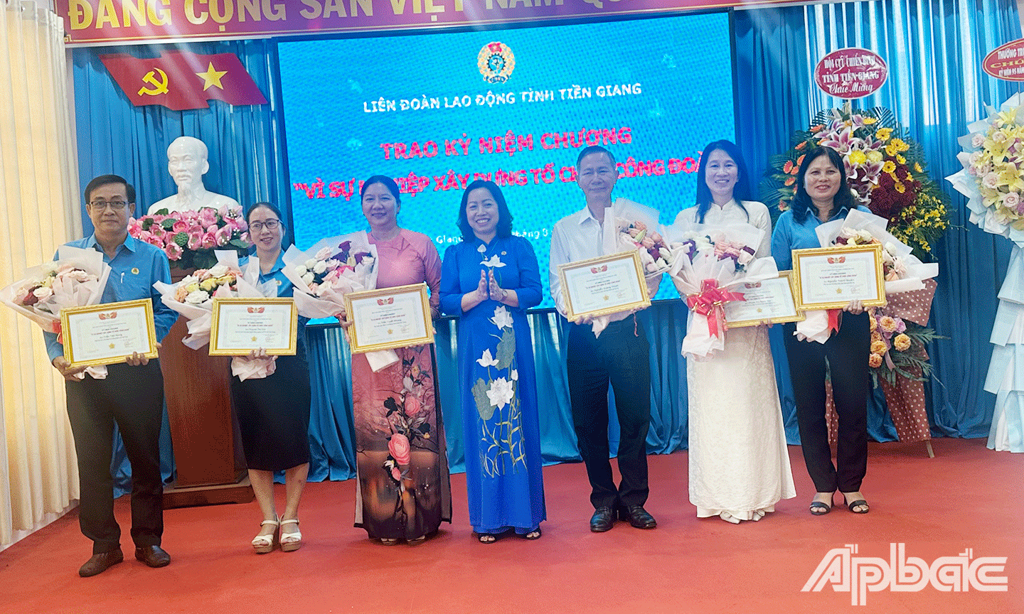 đồng chí Thái Thu Xương trao  Kỷ niệm chương “Vì sự nghiệp xây dựng tổ chức CĐ” cho 80 đồng chí cán bộ lãnh đạo, cán bộ CĐ thuộc LĐLĐ tỉnh Tiền Giang