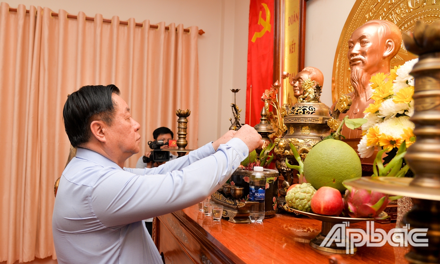 Đồng chí Nguyễn Trọng Nghĩa thắp hương trước anh linh Chủ tịch Hồ Chí Minh và Đại tướng Võ Nguyên Giáp.