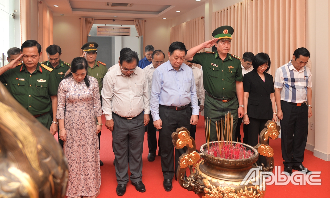 Đoàn dành một phút mặc niệm.