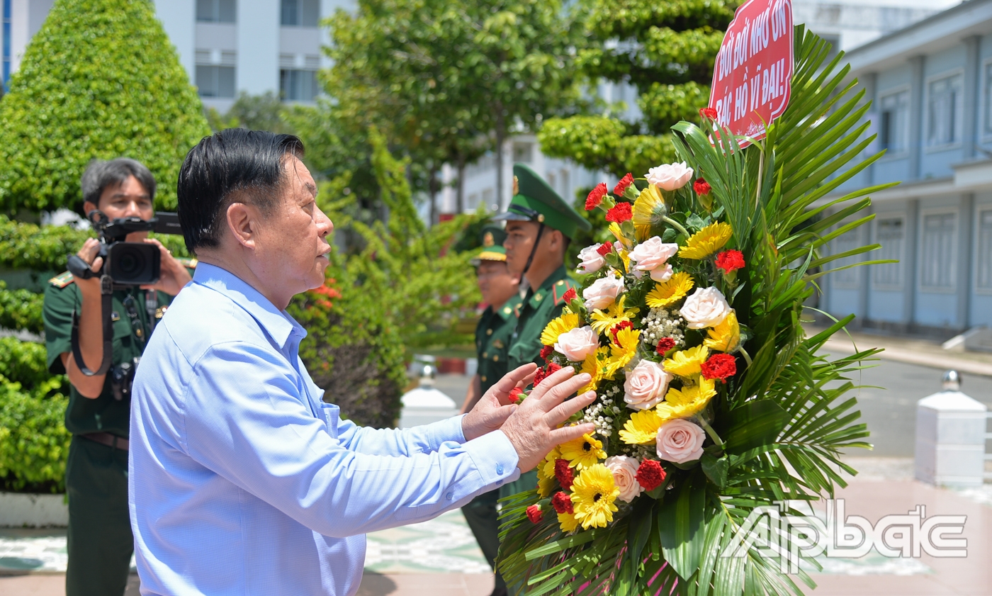 Đồng chí Nguyễn Trọng Nghĩa dâng hoa trước tượng đài Bác Hồ với chiến sĩ Biên phòng.