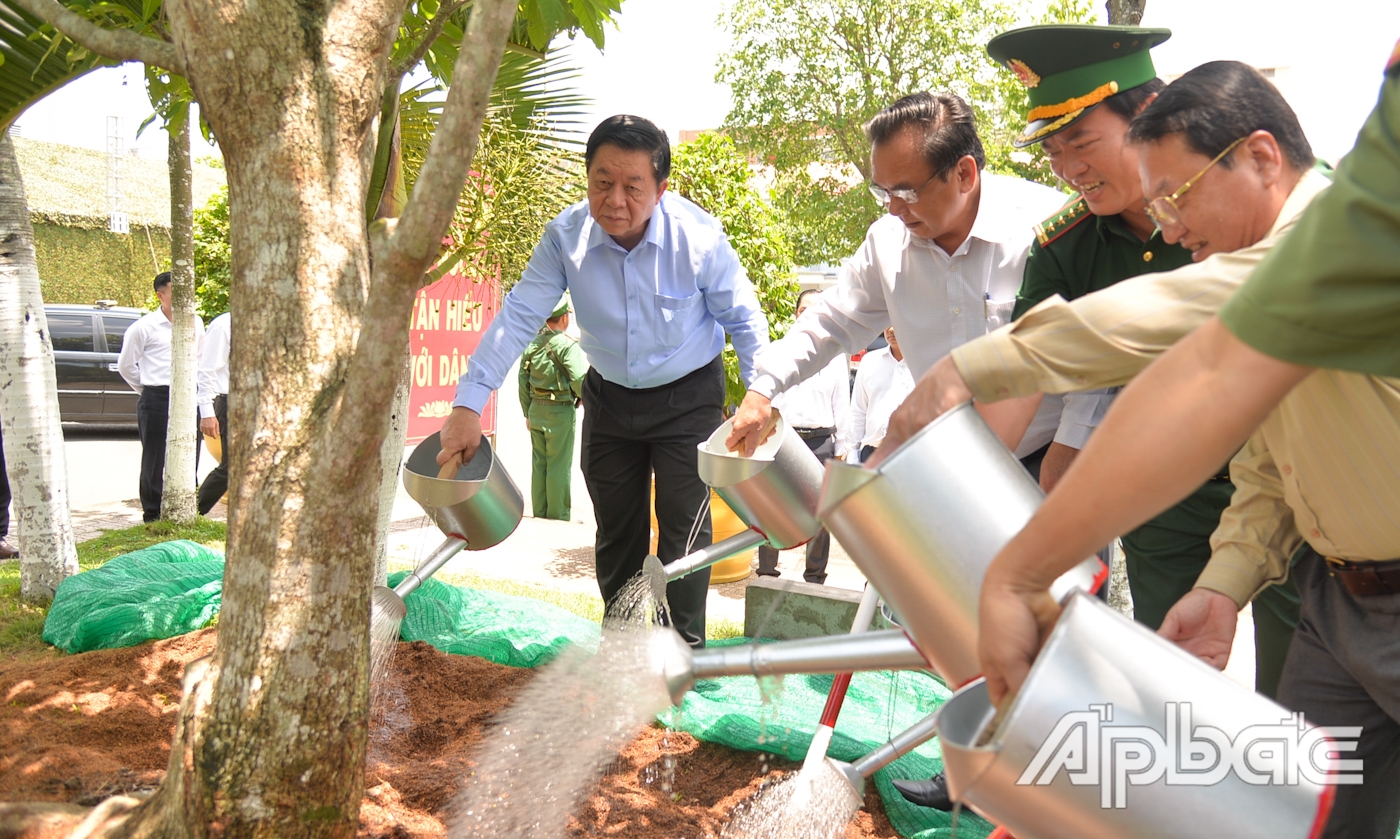 Đồng chí Nguyễn Trọng Nghĩa và lãnh đạo tỉnh trồng cây lưu niệm.