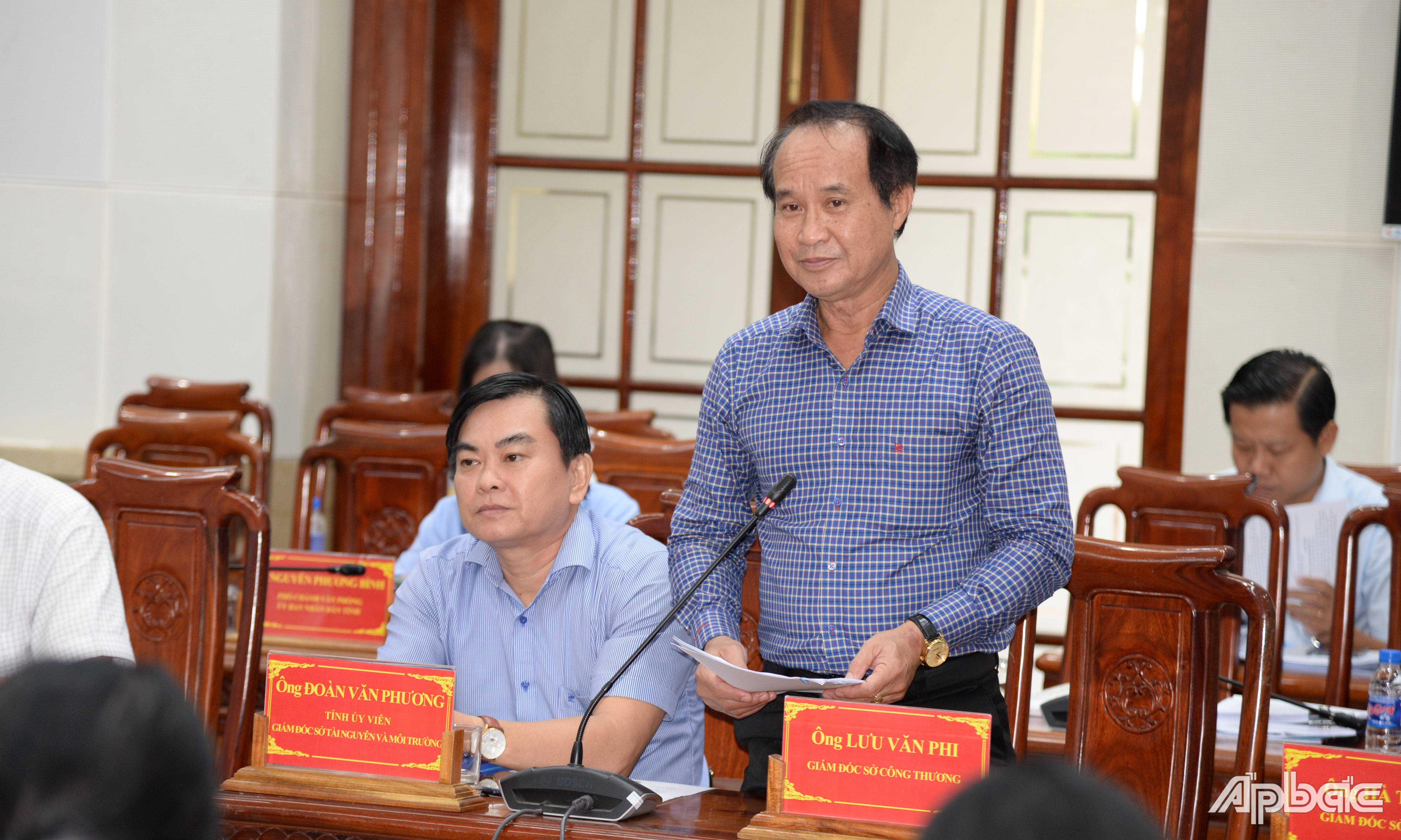Giám đốc Sở Công thương Lưu Văn Phi phát biểu tại phiên họp.