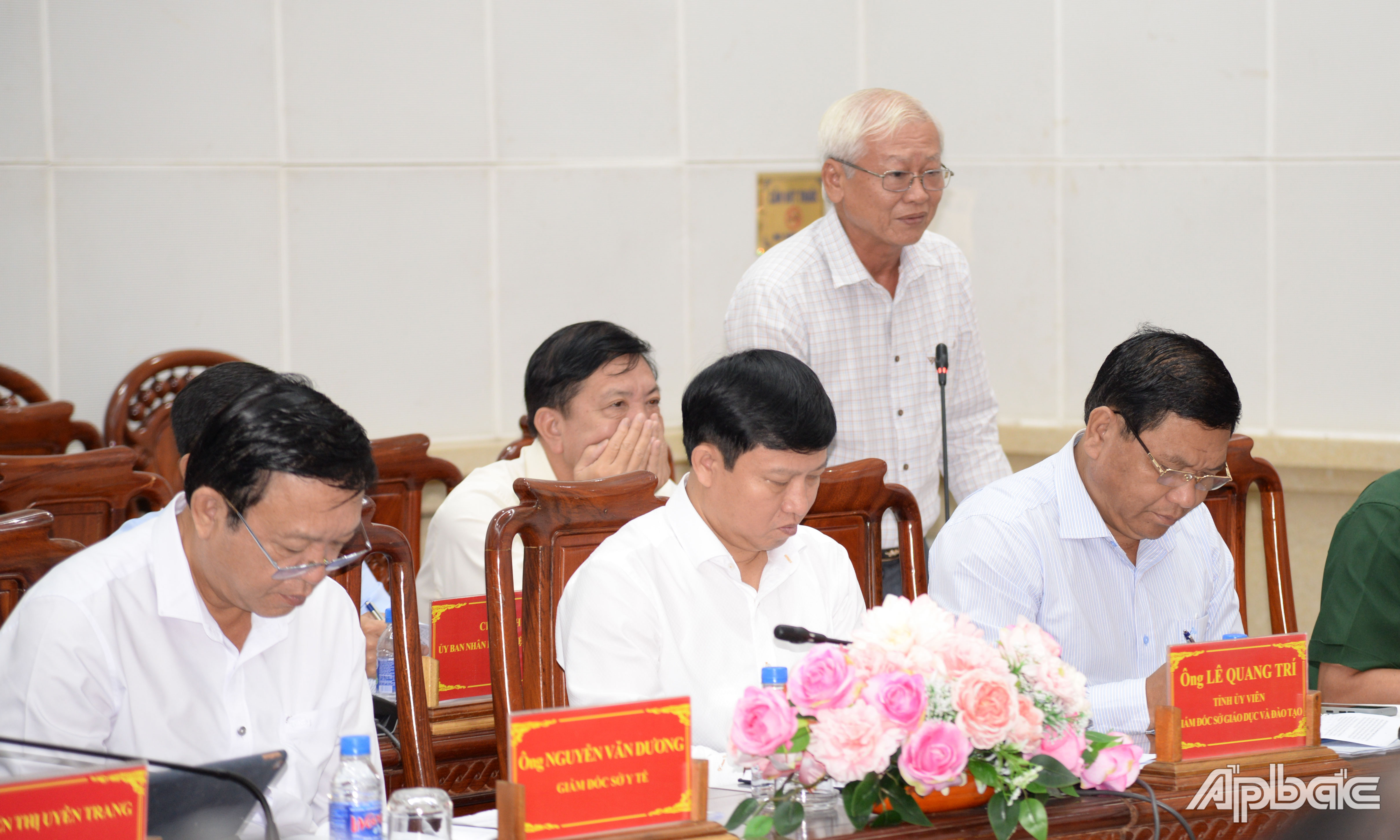 Chủ tịch UBND Châu Thành Huỳnh Văn Bé Hai phát biểu tại phiên họp.