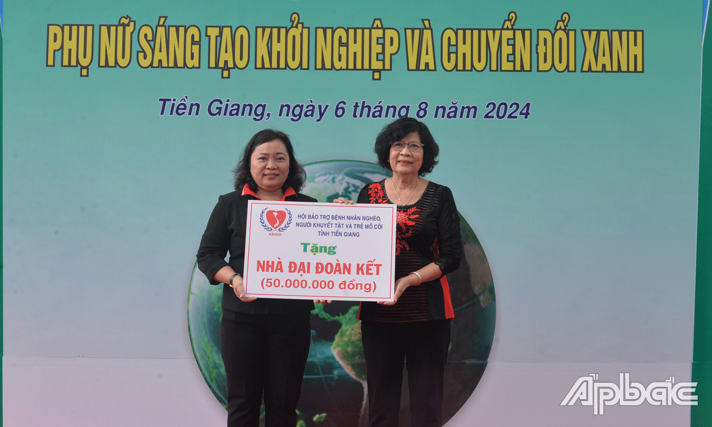 Hội Bảo trợ bệnh nhân nghèo, người khuyết tật và trẻ mồ côi tỉnh Tiền Giang trao bảng tượng trưng tặng ngôi nhà đại đoàn kết trị giá 50 triệu đồng cho hội viên phụ nữ có hoàn cảnh khó khăn