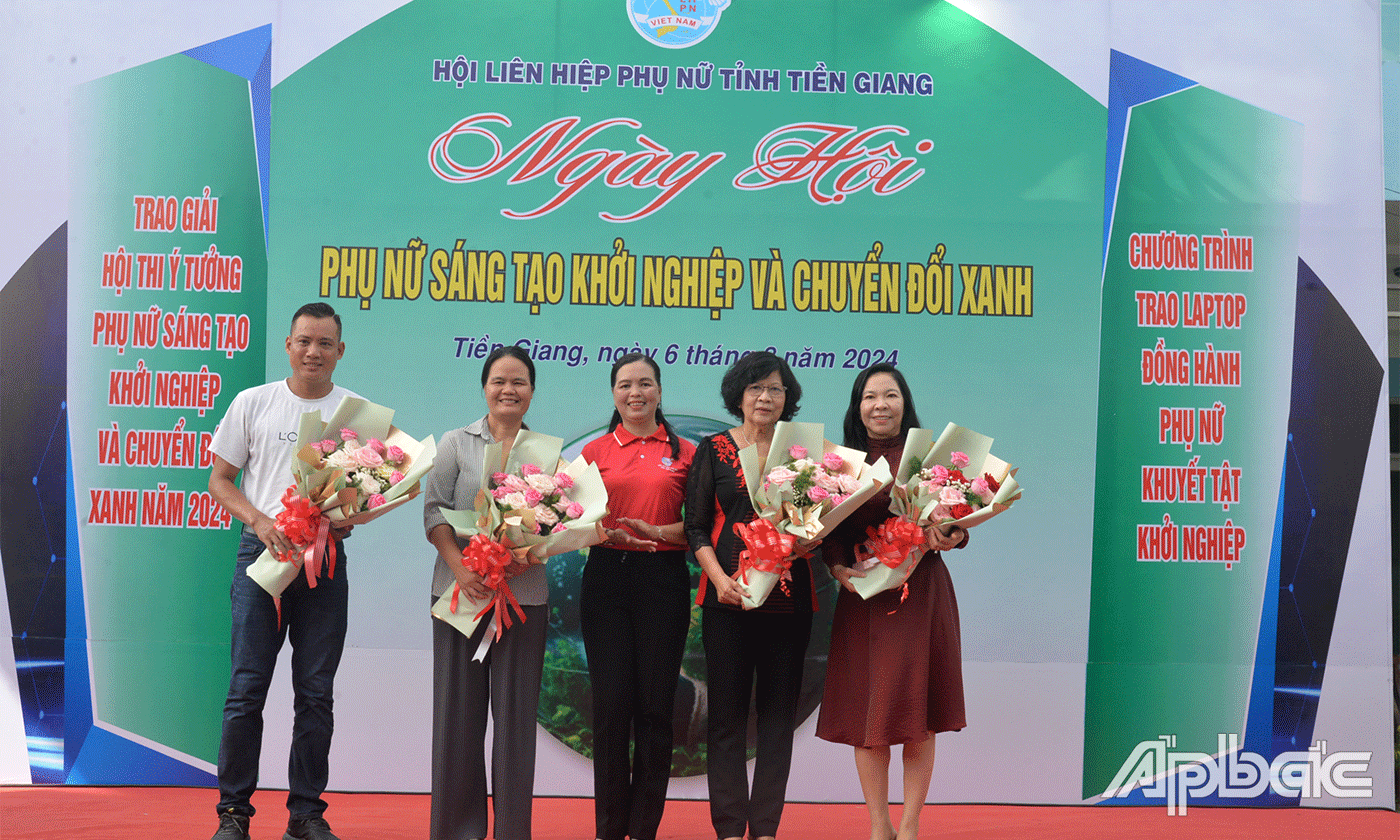 Hội LHPN tỉnh tặng hoa cảm ơn các đơn vị, doanh nghiệp.