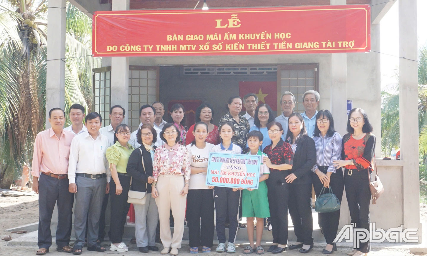 Hội Khuyến học tỉnh Tiền Giang vận động các công ty, doanh nghiệp hỗ trợ xây dựng Mái ấm khuyến học cho học sinh gia đình thuộc hộ nghèo,  khó khăn về nhà ở. 