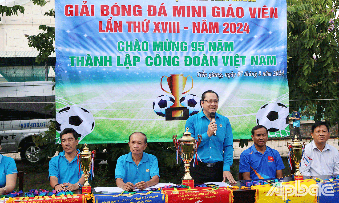 Đồng chí Lưu Nhơn Đức Chủ tịch Công đoàn ngành Giáo dục Tiền Giang phát biểu khai mạc giải bóng đá