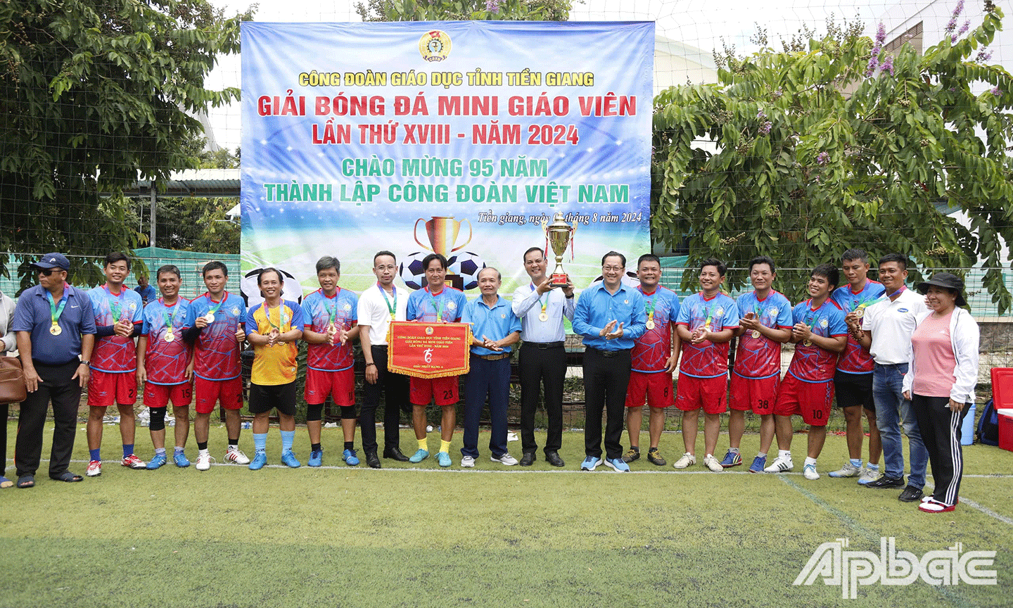 Ban tổ chức trao giải cho các đội
