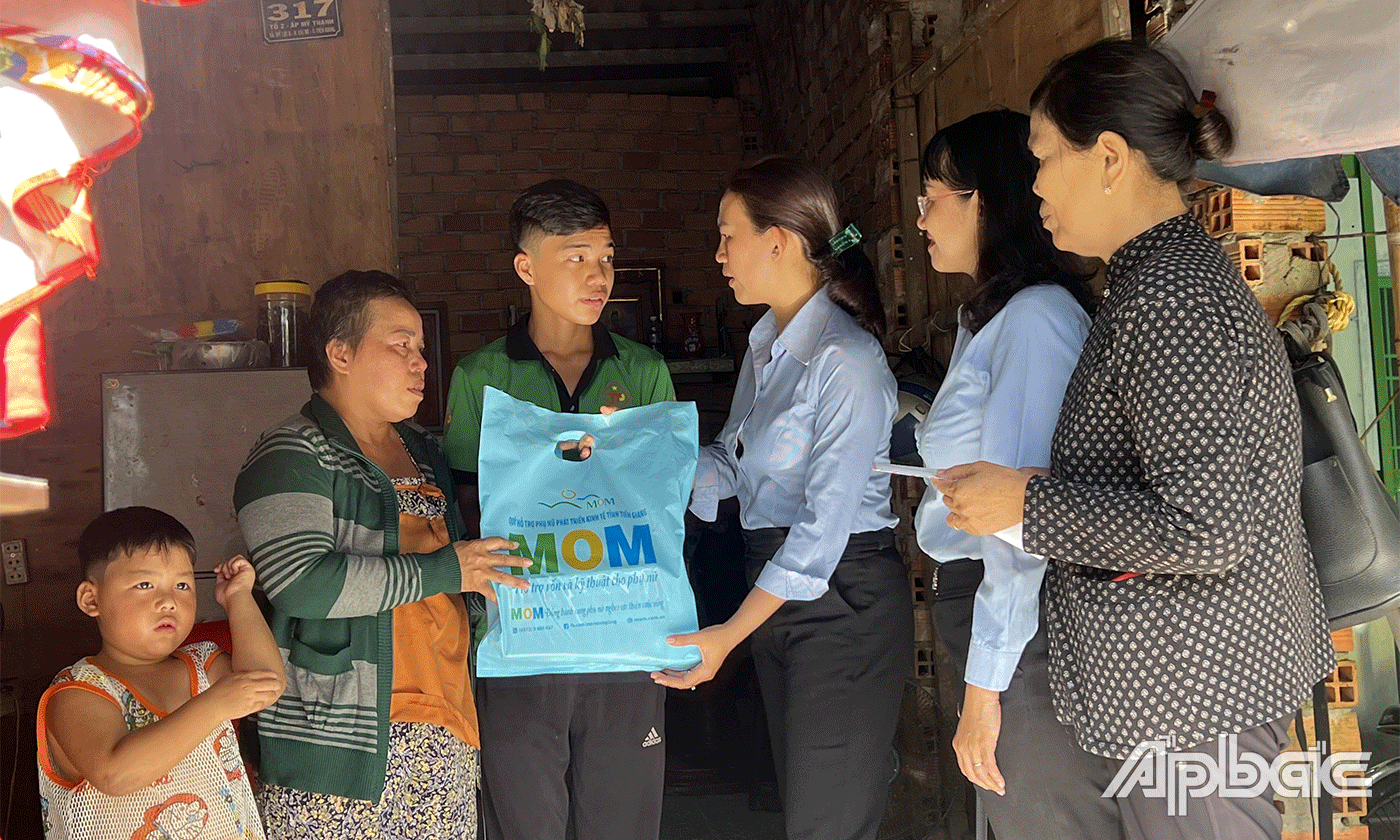 Quỹ MOM thăm, trao quà cho Tấn Phát.