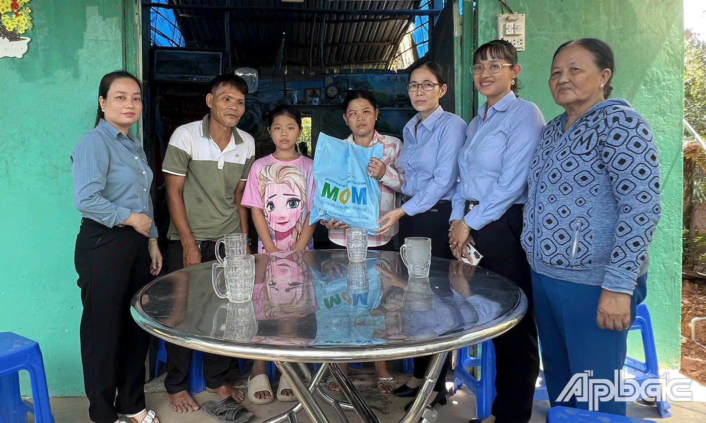 Quỹ MOM thăm, trao quà cho Thành Duyên.