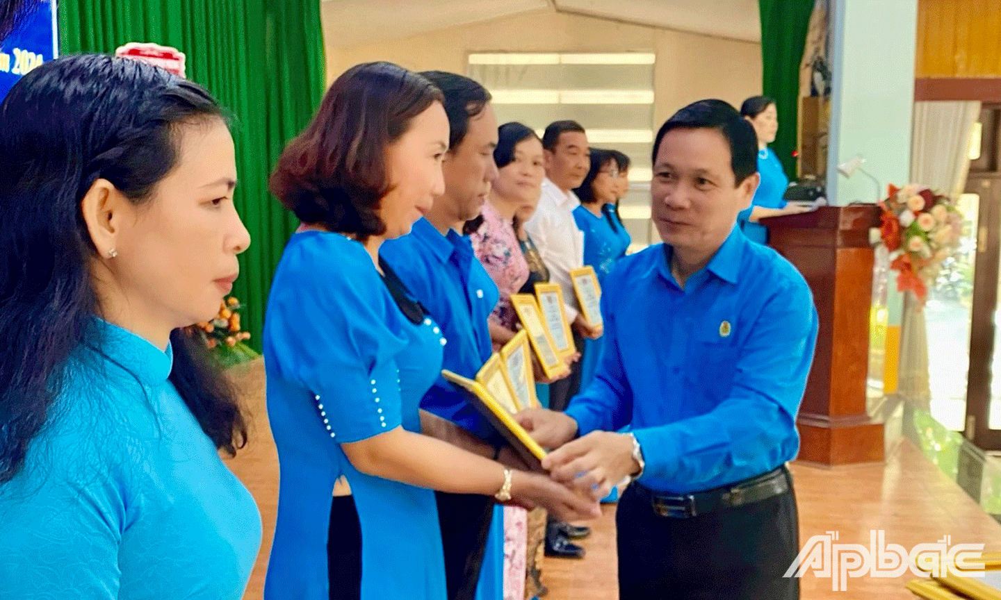 Đồng chí Lê Minh Hùng Chủ tịch Liên đoàn Lao động tỉnh Tiền Giang tặng 17 kỷ niệm chương “Vì sự nghiệp xây dựng tổ chức Công đoàn” cho 17 cán bộ Công đoàn cơ sở. 