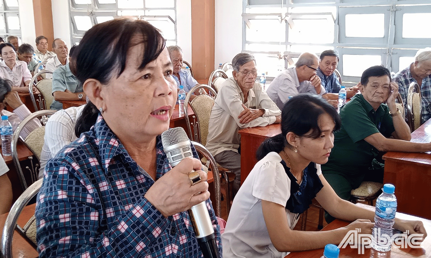 Cử tri phát biểu ý kiến tại buổi tiếp xúc