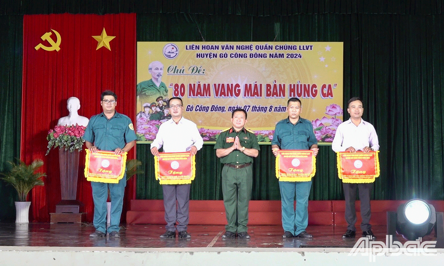 Ban tổ chức trao giải cho các đội tham gia Liên hoan