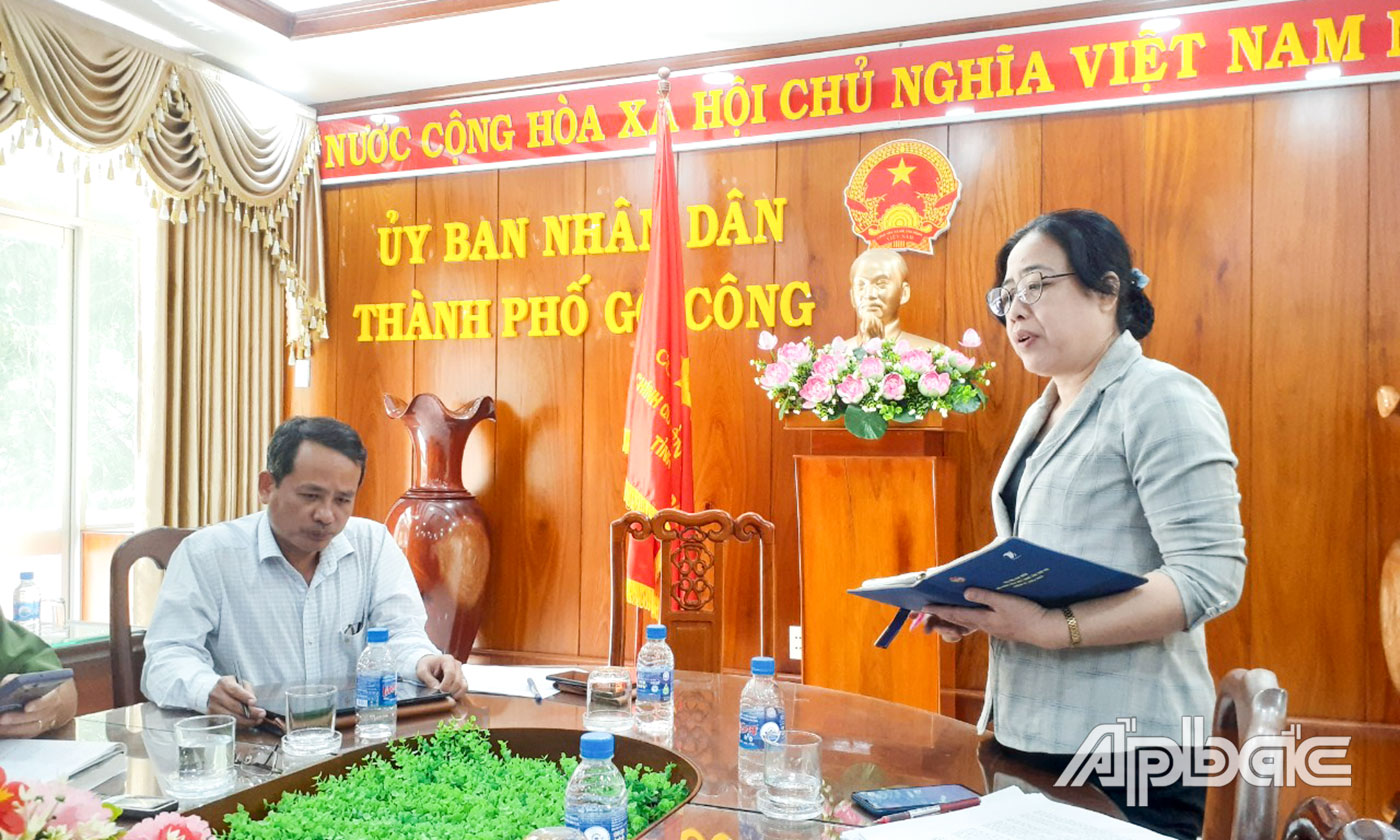 Đồng chí Nguyễn Thị Hồng Phượng, Chủ tịch Hội Nông dân tỉnh, Ủy viên Ban An toàn giao thông tỉnh phụ trách địa bàn TP. Gò Công phát biểu tại buổi giám sát.