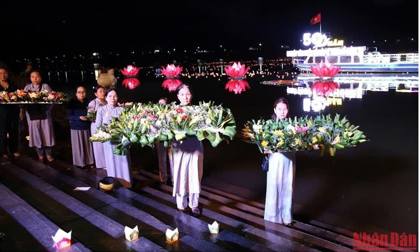 Thả bè hoa trên sông Thạch Hãn.