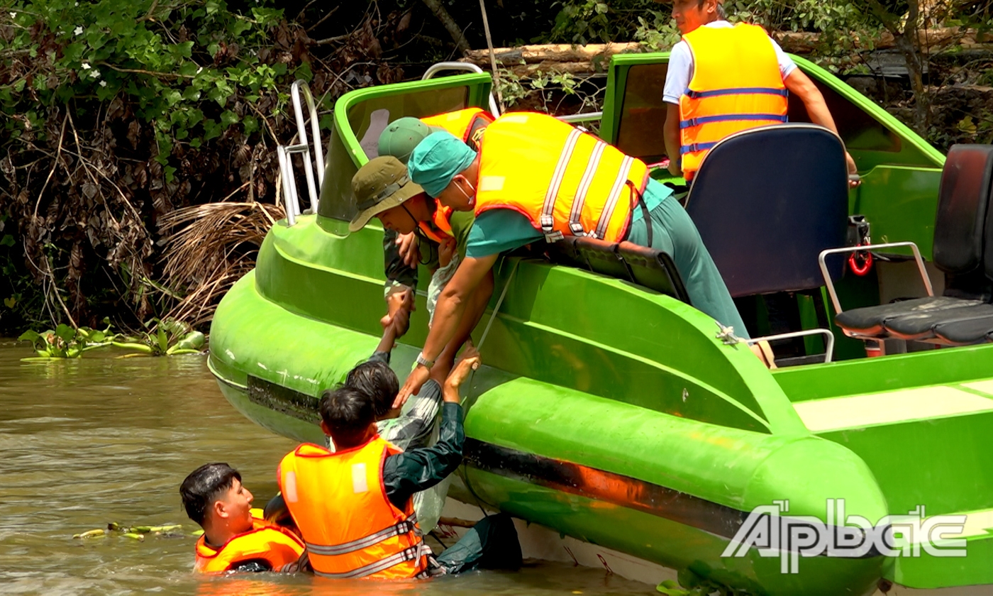 Các lực lượng chức năng tham gia cứu hộ người dân chìm xuồng trong diễn tập.