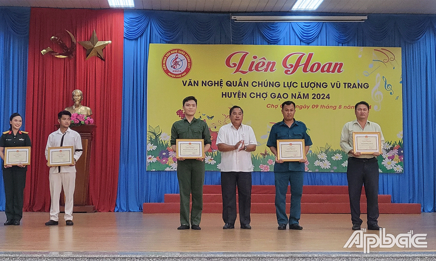 Trao giải cho các đoàn.