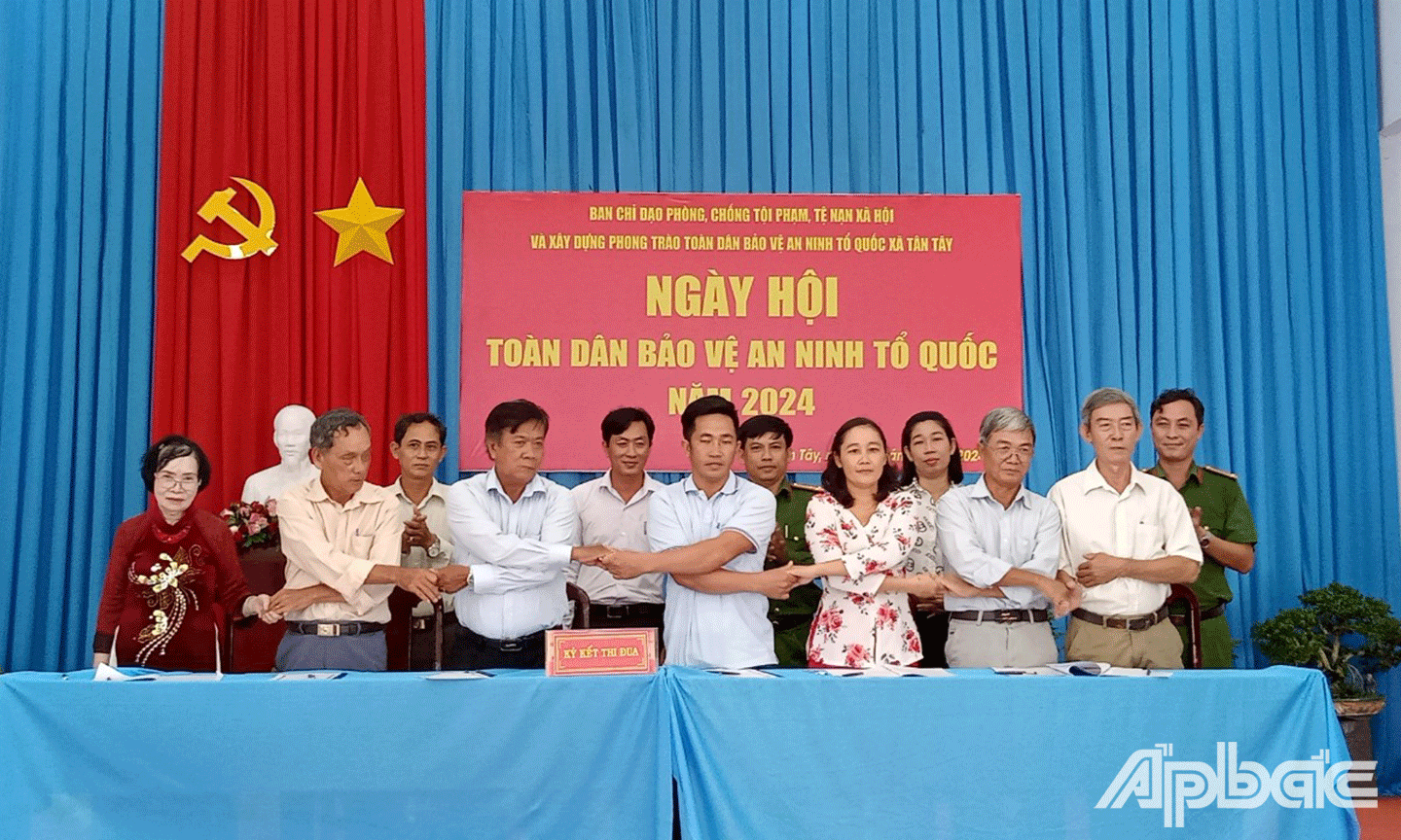đại diện các ấp tiến hành ký kết giao ước thi đua với quyết tâm thực hiện hiệu quả phong trào “Toàn dân bảo vệ an ninh Tổ quốc” và phong trào xây dựng nông thôn mới, đô thị văn minh trong thời gian tới.