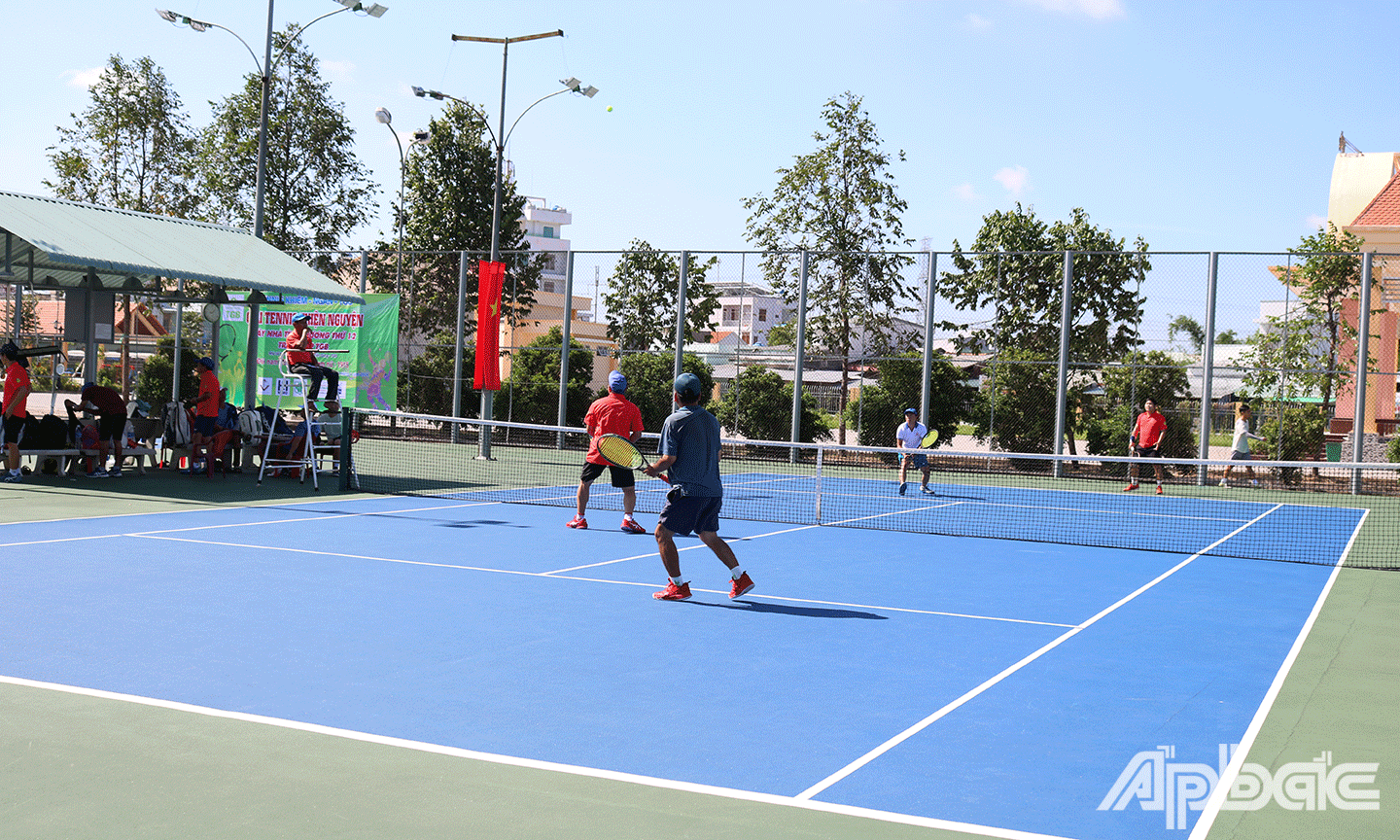 Vận động viên tham gia giải tenis thiện nguyện xây nhà tình thương thứ 12