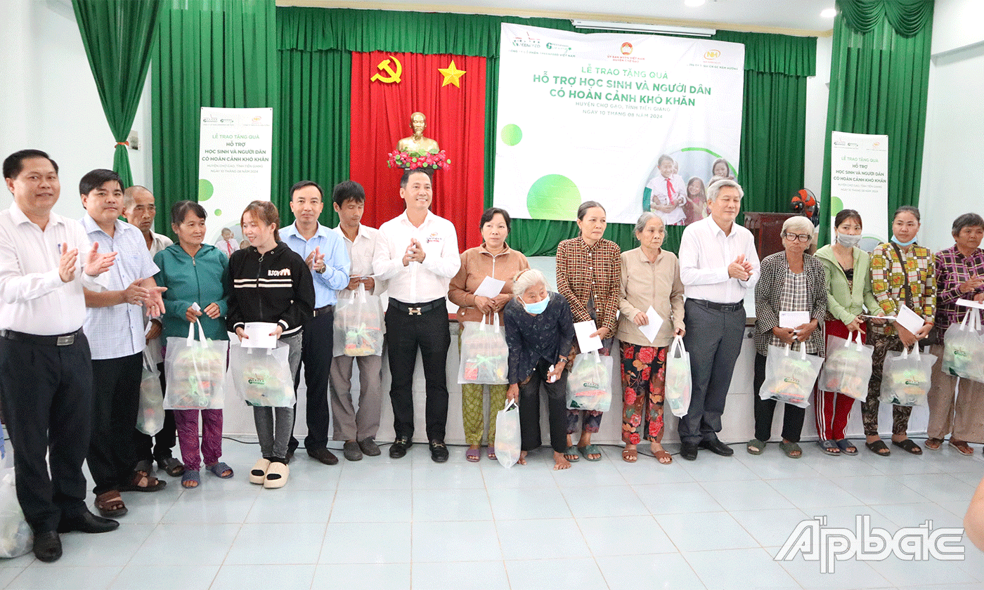 Trao quà cho hộ nghèo.
