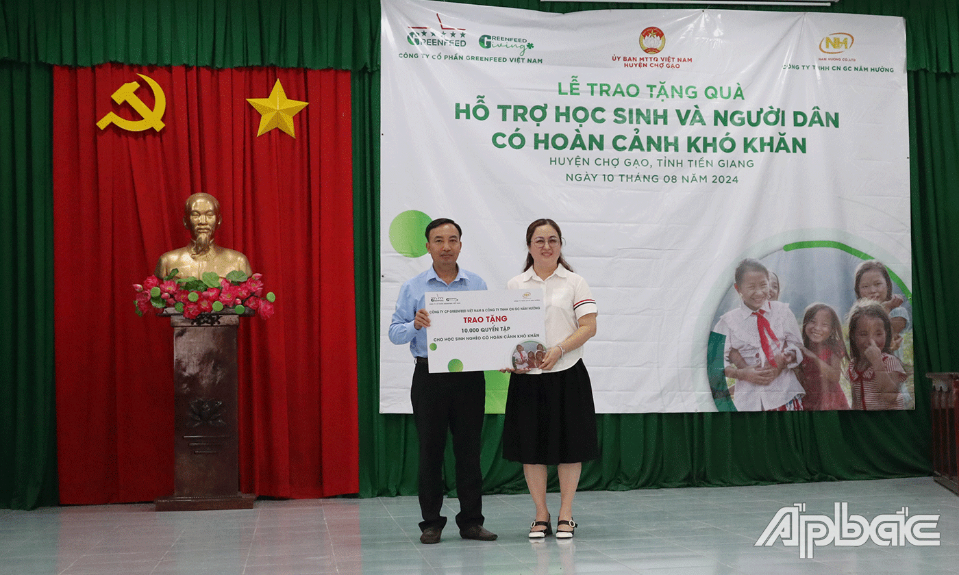 Lãnh đạo huyện Chợ Gạo trao giấy khen và thư cảm ơn cho các đơn vị tài trợ.