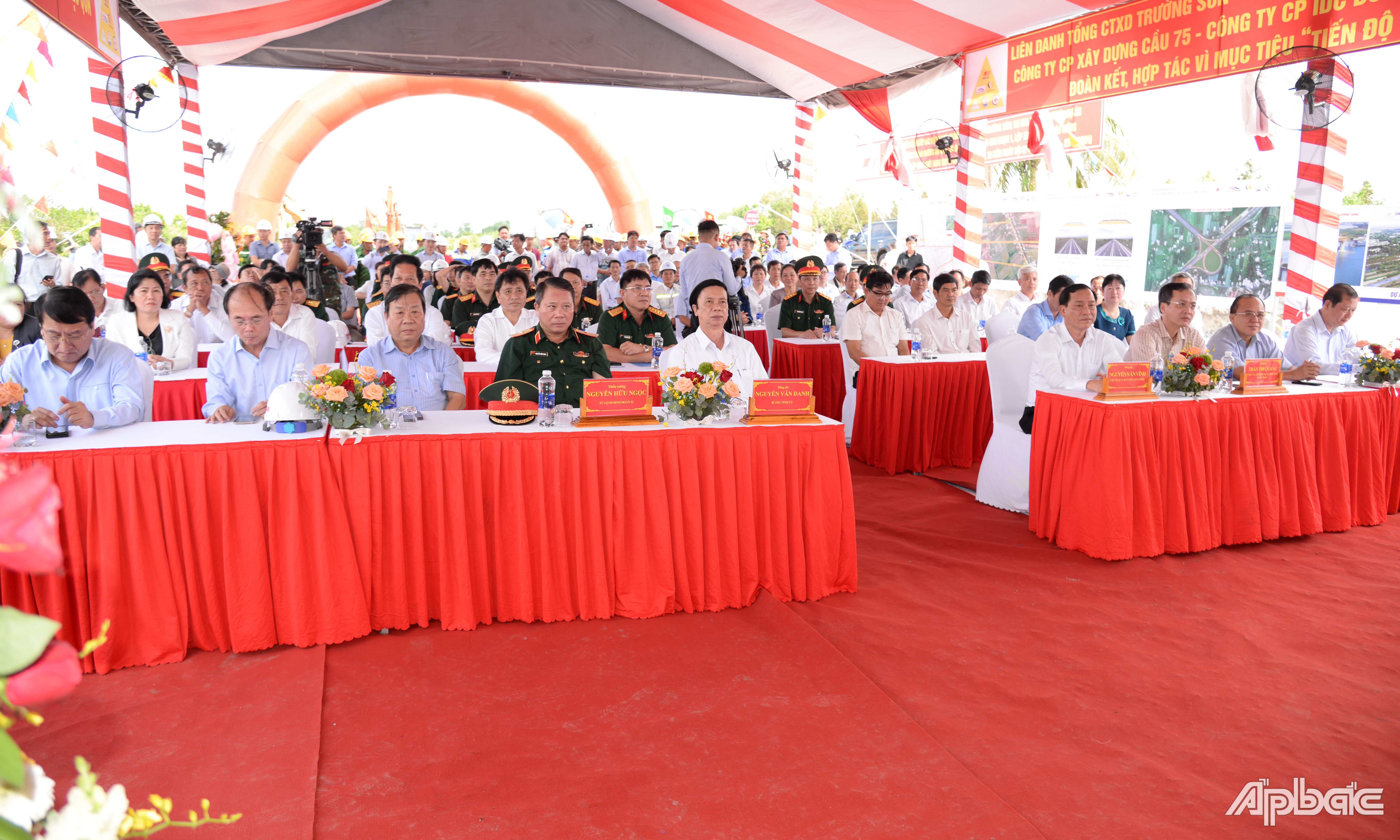 Các đại biểu tham dự nghi thức động thổ.
