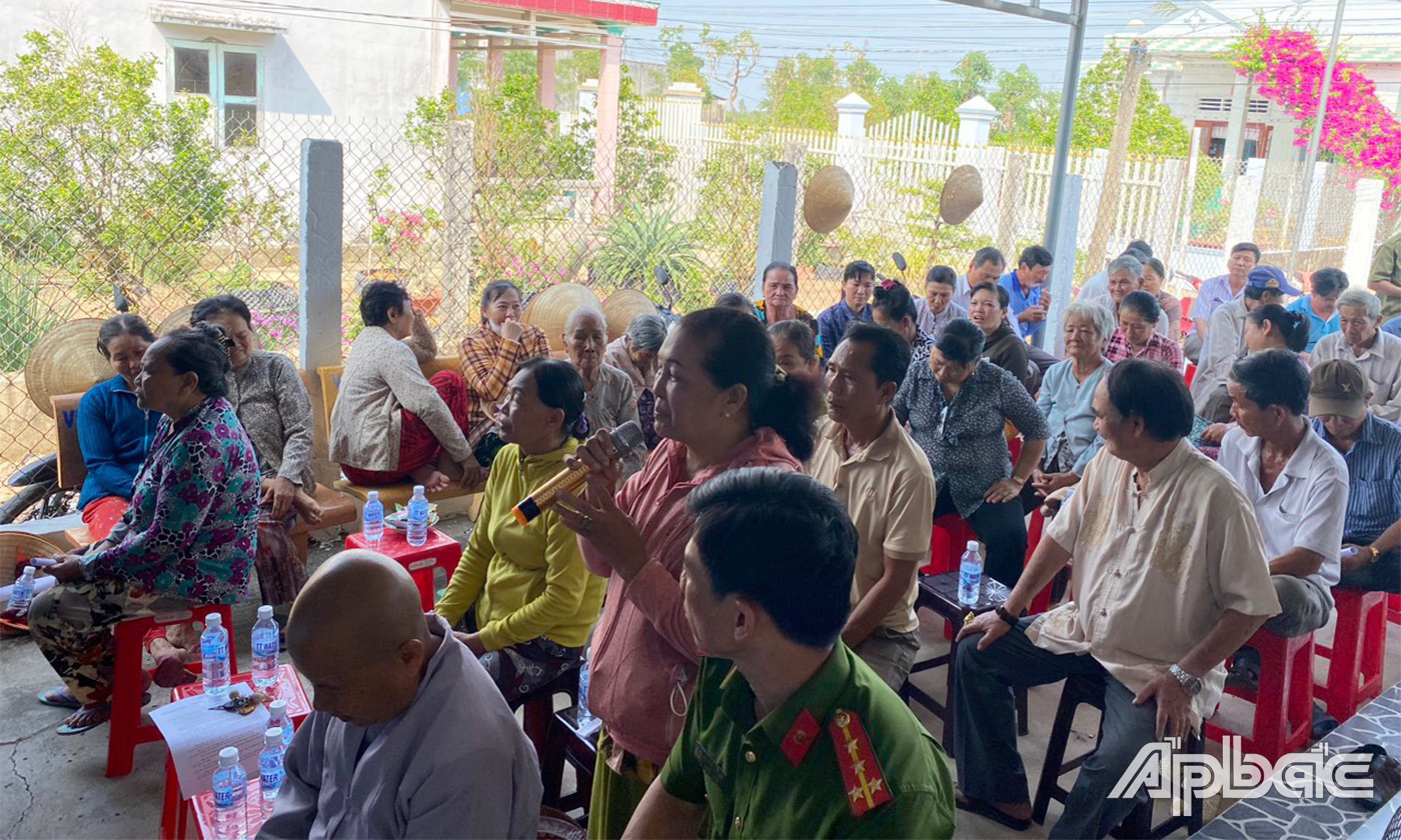 Lãnh đạo huyện thường xuyên gặp gỡ nhân dân nắm bắt tình hình thực hiện mô hình tại địa phương