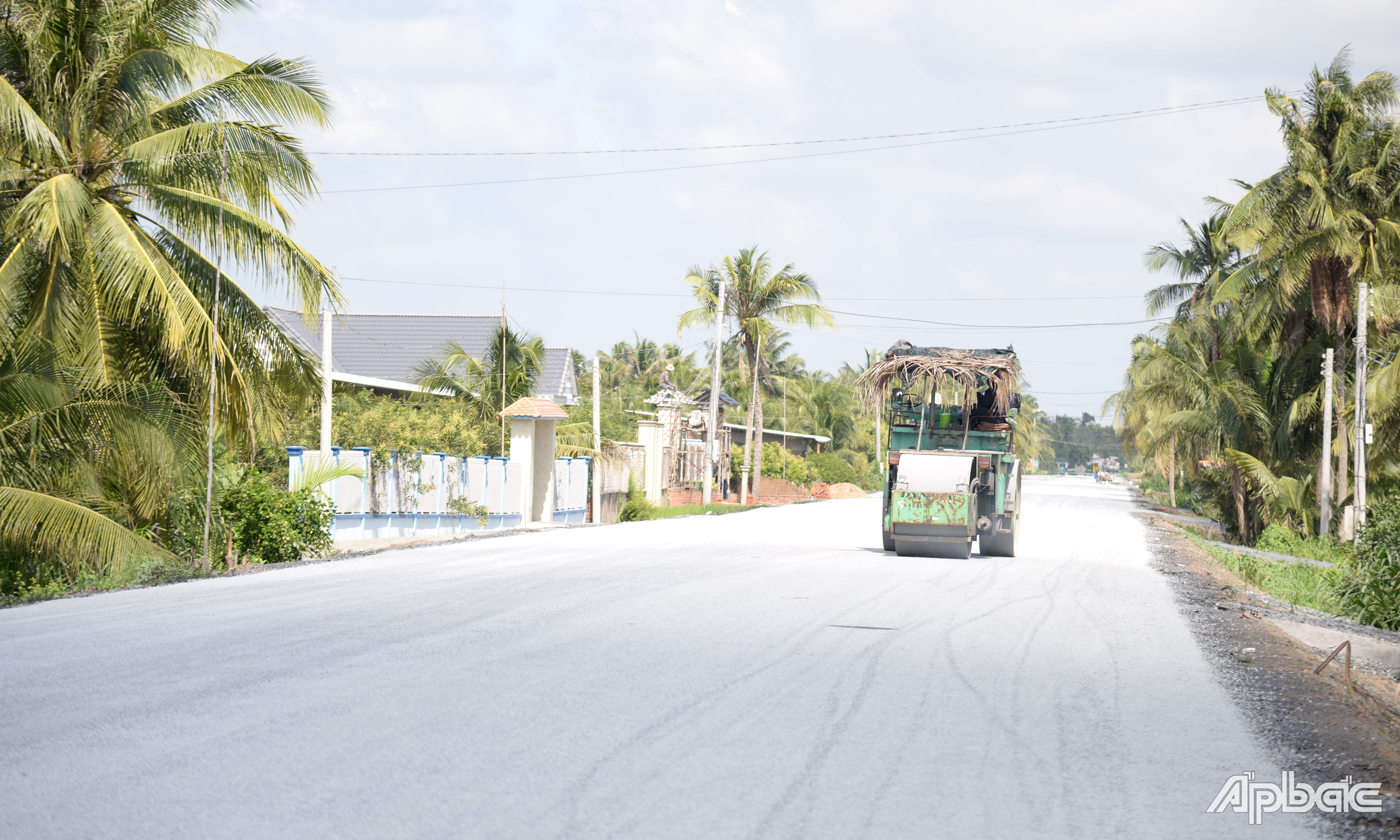 Gói thầu thi công đoạn tuyến từ cầu Chợ Gạo đến đường tỉnh 877B sẽ hoàn thành việc thảm nhựa mặt đường vào cuối tháng 8-2024.