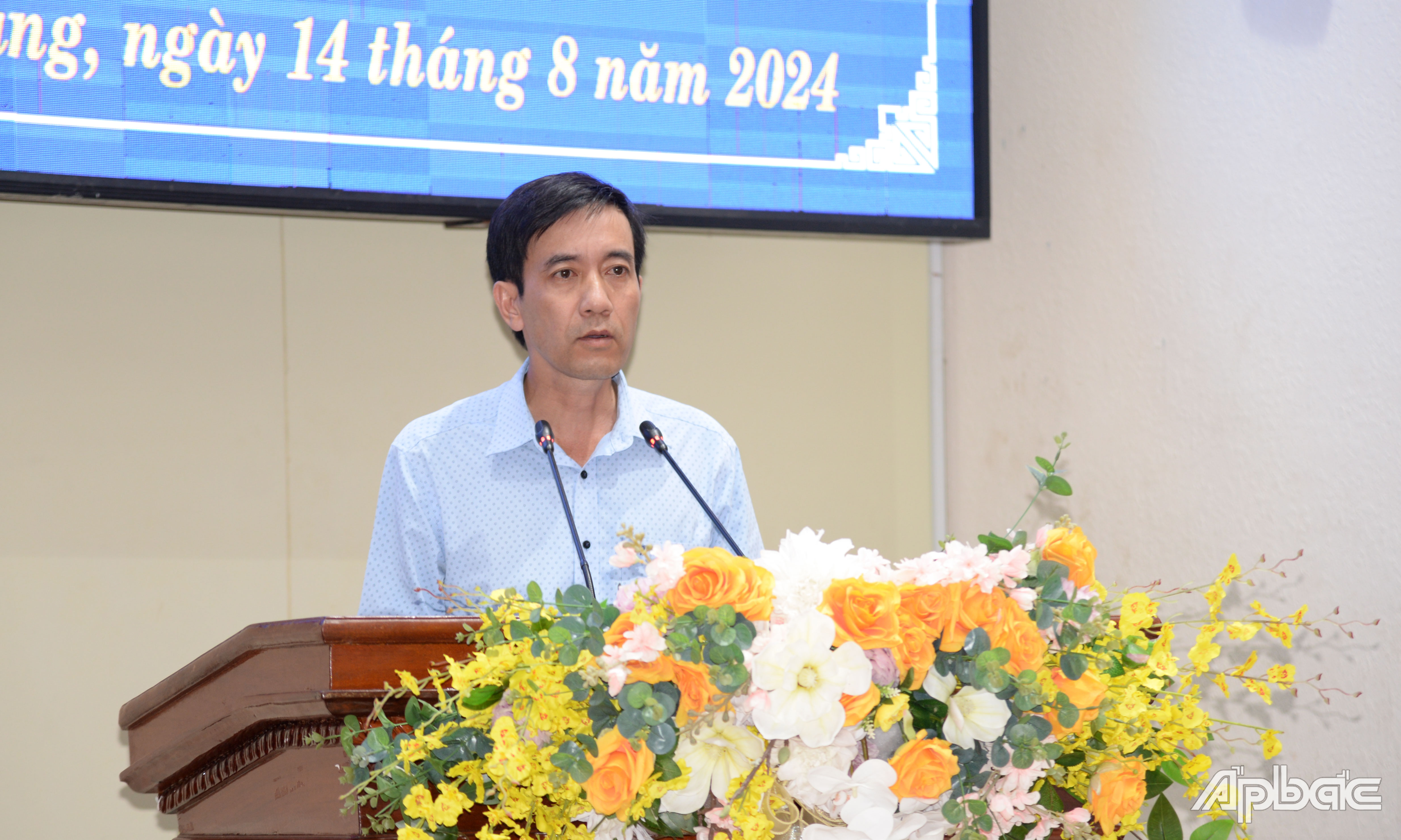 Lãnh đạo Phòng Kinh tế - Hạ tầng huyện Tân Phước phát biểu tại hội nghị.