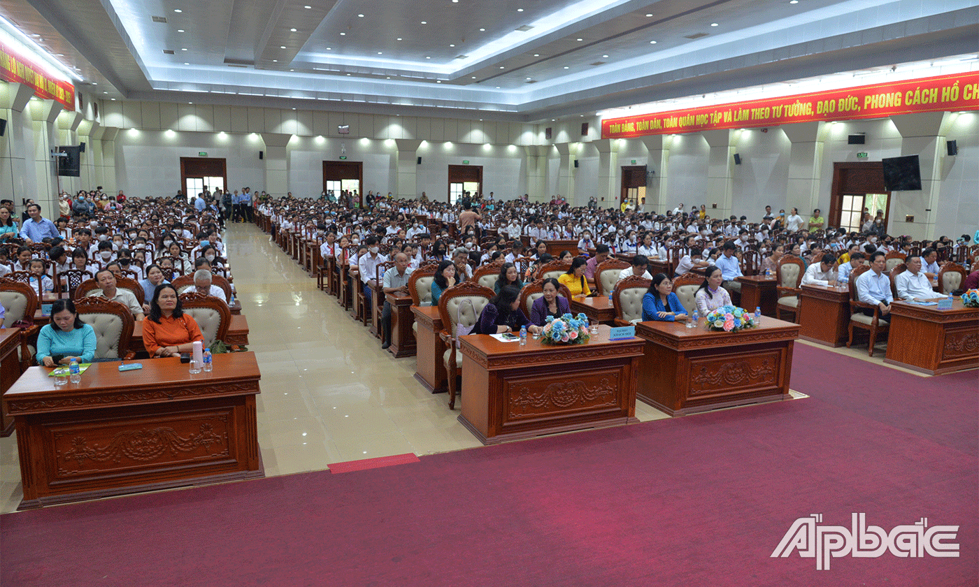 Đại biểu tham dự Lễ trao học bổng.