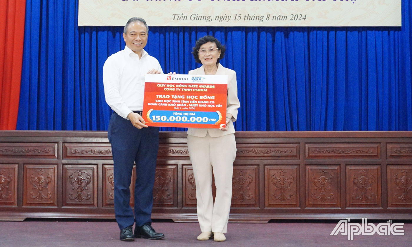 Tổng Giám đốc Công ty TNHH Esuhai Lê Long Sơn trao Bảng tượng trưng cho Hội Khuyến học tỉnh Tiền Giang.