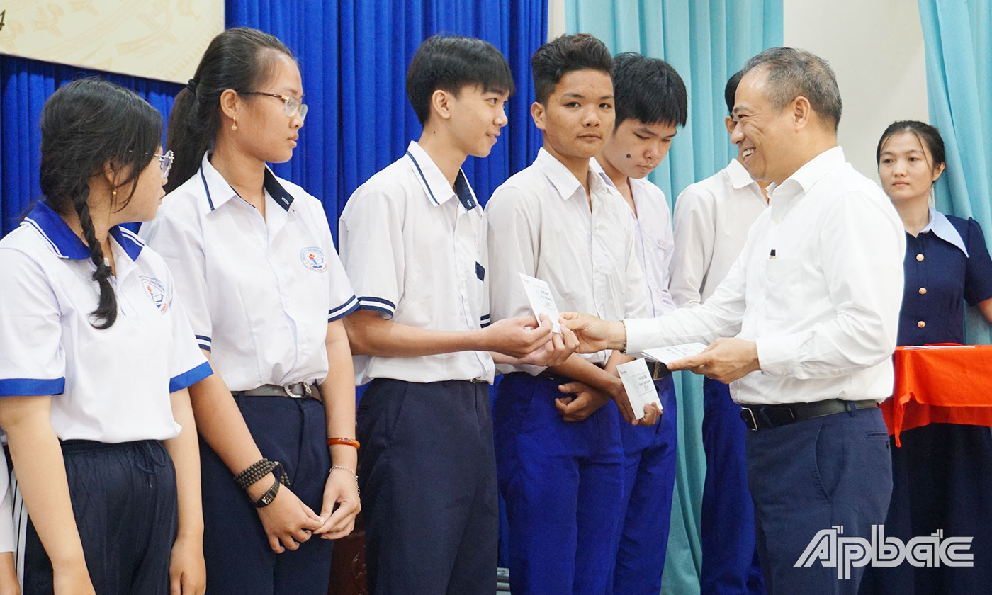 Đồng chí Trần Thanh Đức, Nguyên Phó Chủ tịch UBND tỉnh Tiền Giang và Tổng Giám đốc Công ty TNHH Esuhai Lê Long Sơn trao học bổng cho các em học sinh
