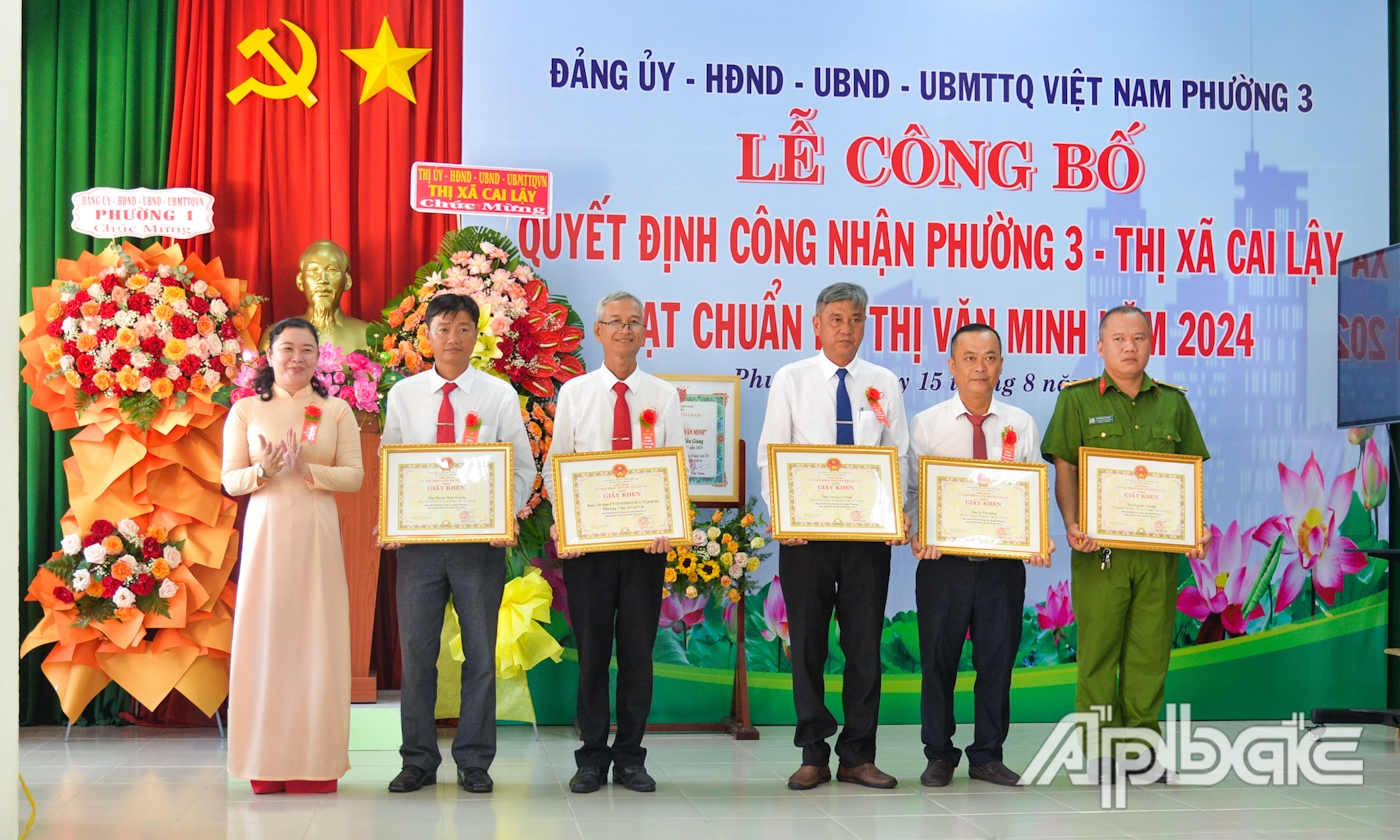 Đồng chí Võ Thị Búp, Phó Chủ tịch UBND TX. Cai Lậy trao Giấy khen của UBND thị xã cho các tập thể và cá nhân có thành tích xuất sắc trong xây dựng “Phường đạt chuẩn đô thị văn minh”.