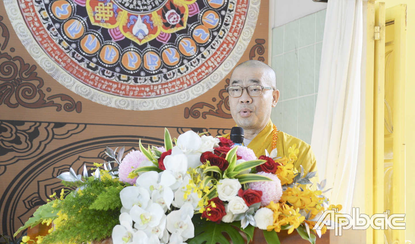 Thượng tọa Thích Quảng Lộc, Trưởng Ban Trị sự Phật giáo tỉnh phát biểu tại hội nghị