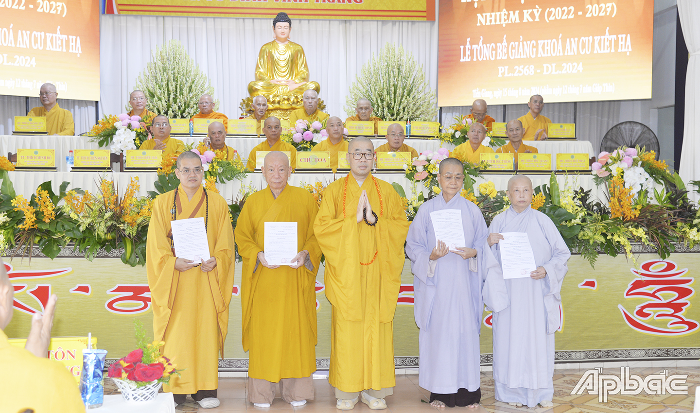 Thượng tọa Thích Quảng Lột trao quyết định tặng Bằng tuyên dương công đức cho Ban Quản lý các trường hạ