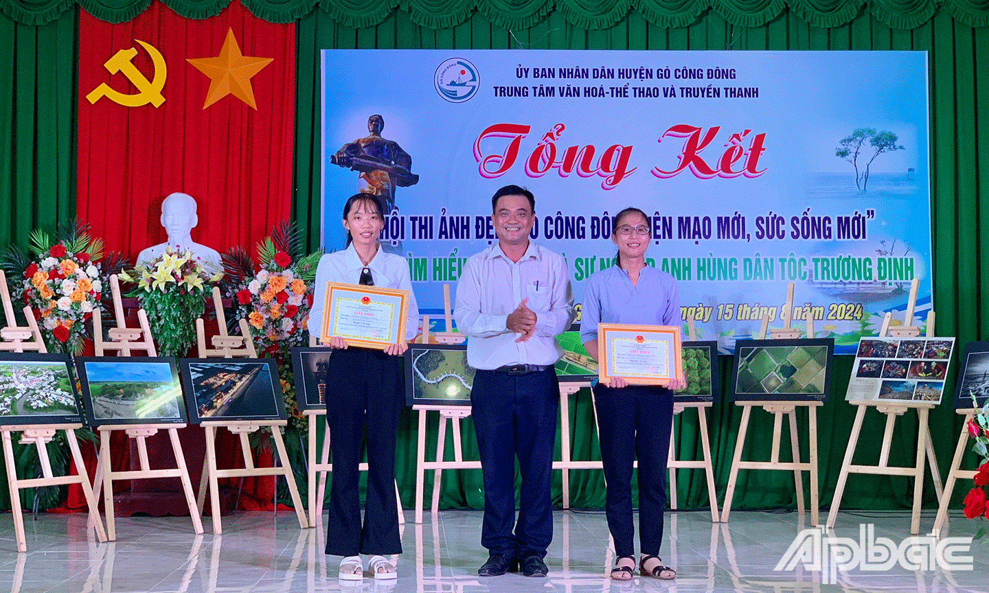 Ban tổ chức trao giải cho các đội