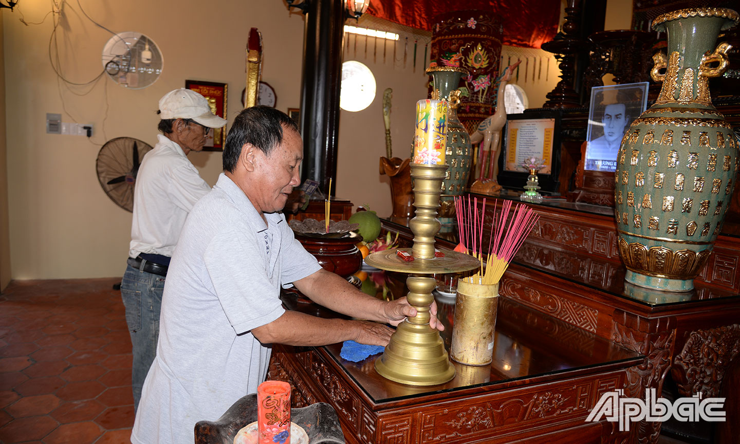 Lau dọn bàn thờ AHDT Trương Định tại Đền thờ AHDT Trương Định (xã Gia Thuận, huyện Gò Công Đông).