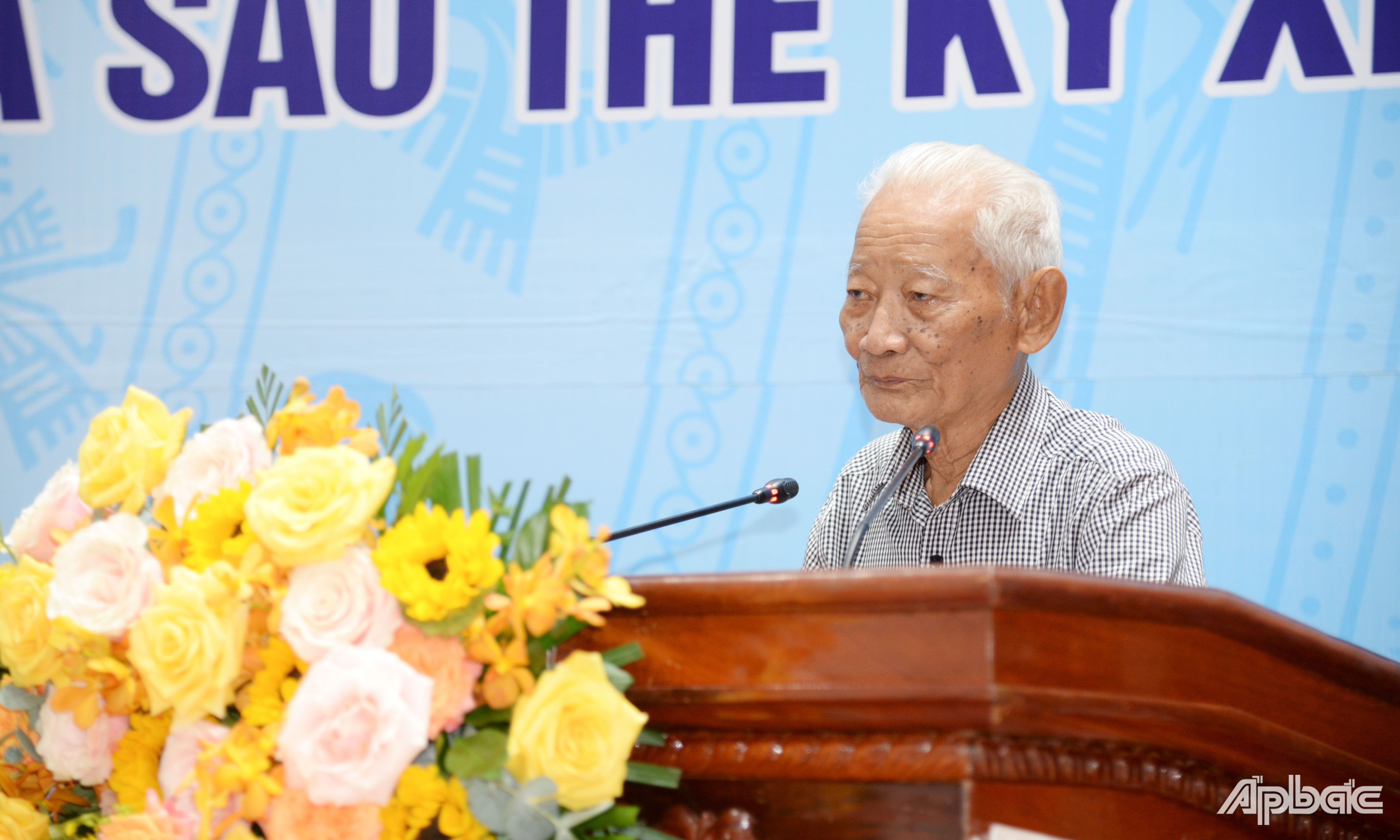 Các đại biểu trình bày tham luận tại hội thảo.