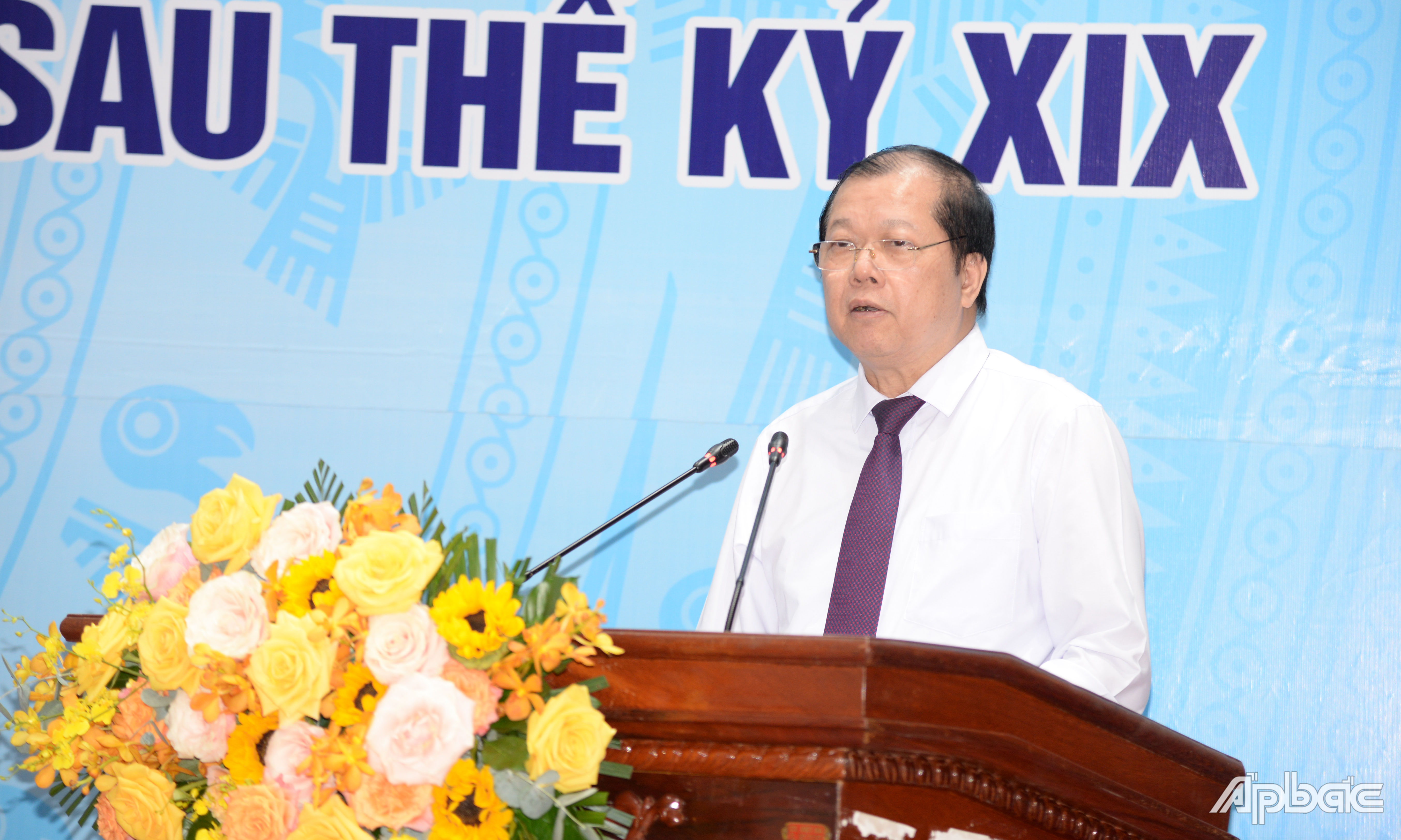 Các đại biểu trình bày tham luận tại hội thảo.