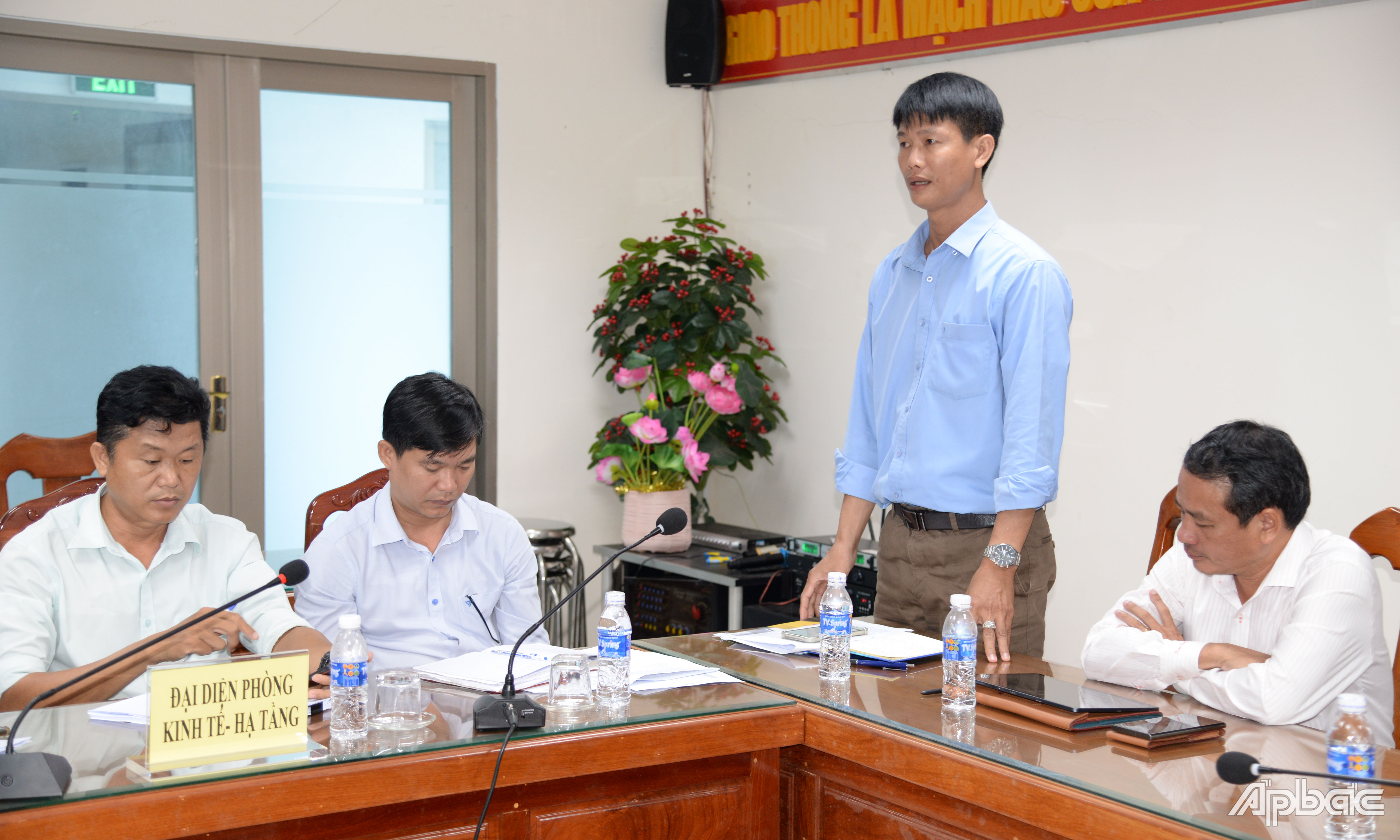 Các đại biểu phát biểu ý kiến.