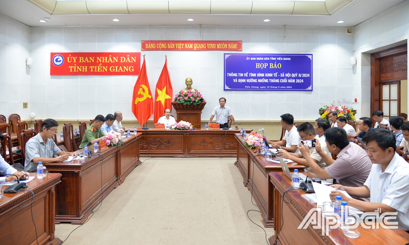 Quang cảnh buổi họp báo.