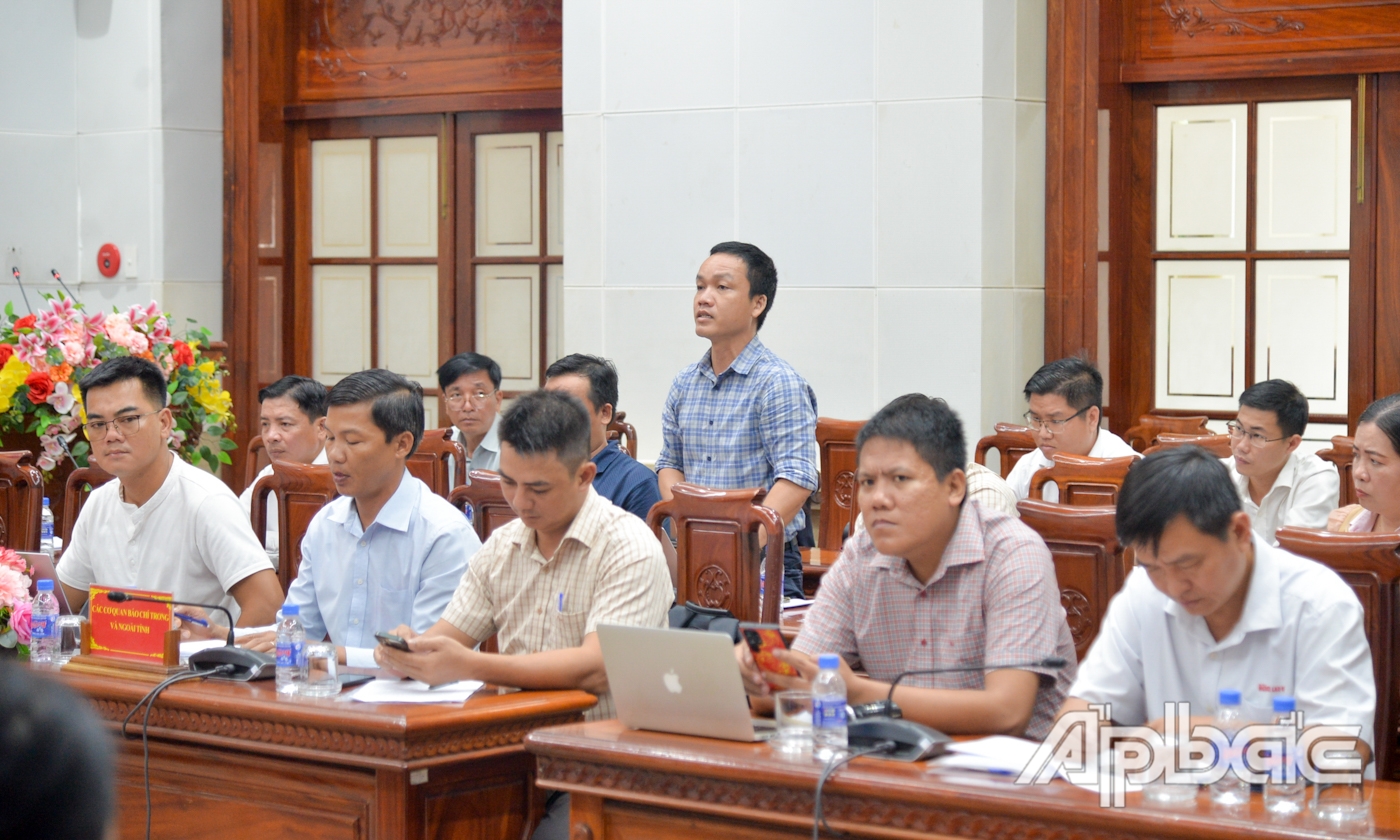 Các phóng viên đặt câu hỏi tại buổi họp báo.