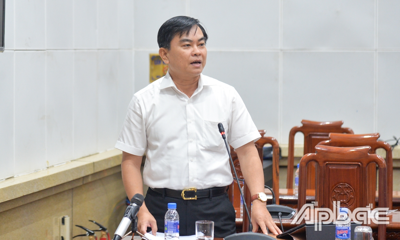 Giám đốc Sở Tài nguyên và Môi trường Đoàn Văn Phương trả lời nội dung liên quan đến hoạt động khai thác cát trên địa bàn tỉnh; tiến độ mời thầu Nhà máy Xử lý rác Tân Lập 1.