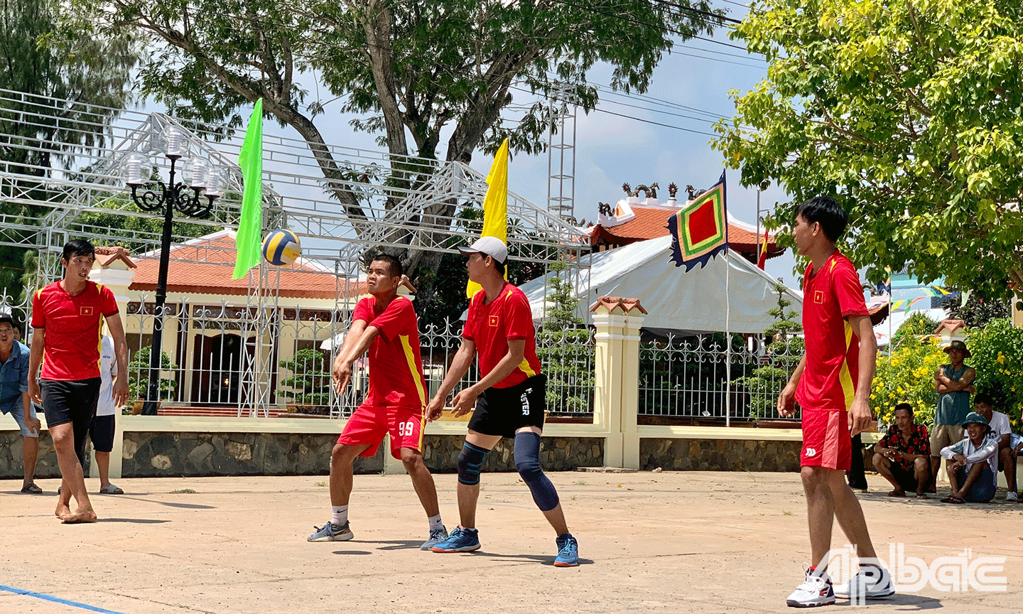 Hai đội bóng chuyến Gia Thuận và Bình Nghị tranh nhất nhì 