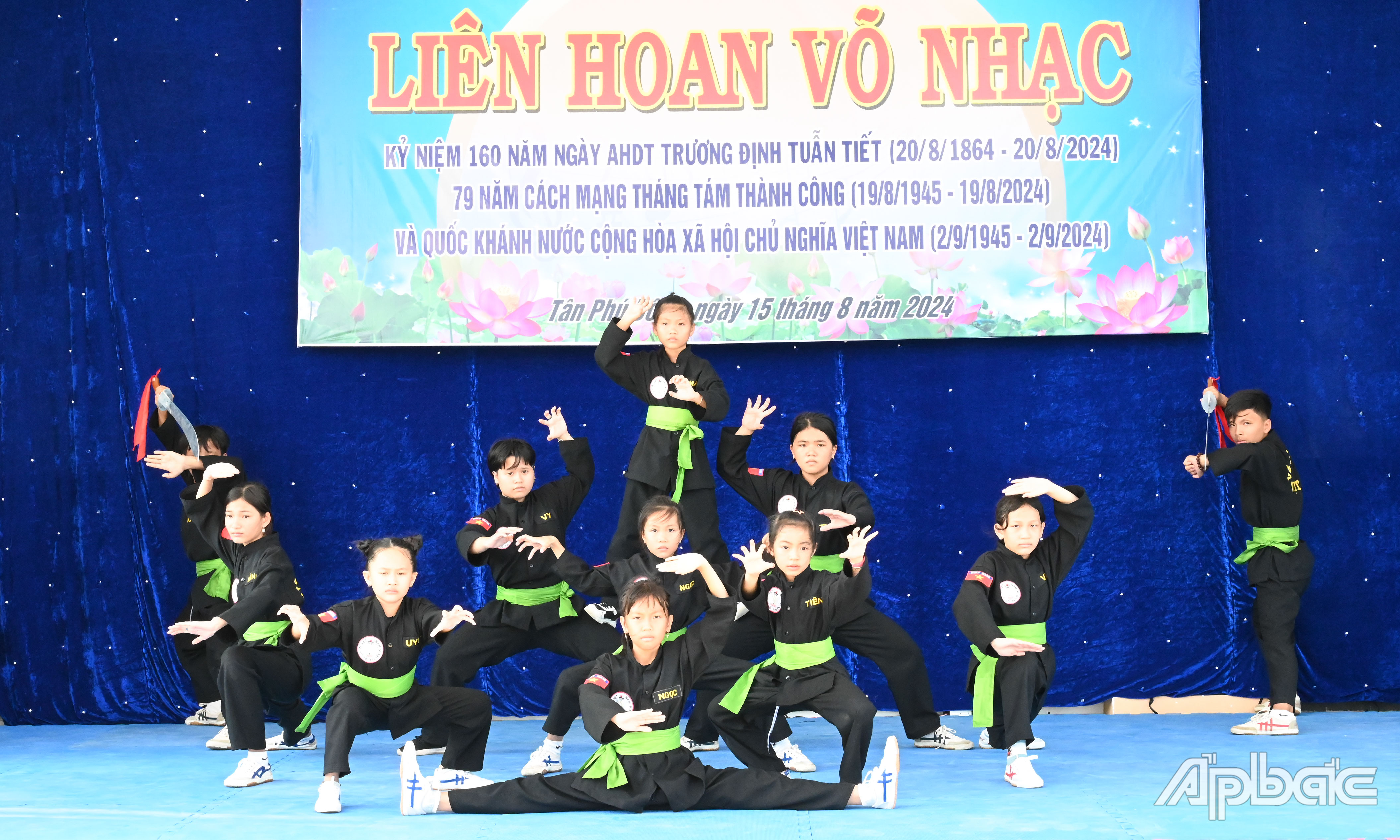 Các đội biểu diễn các tiết mục.