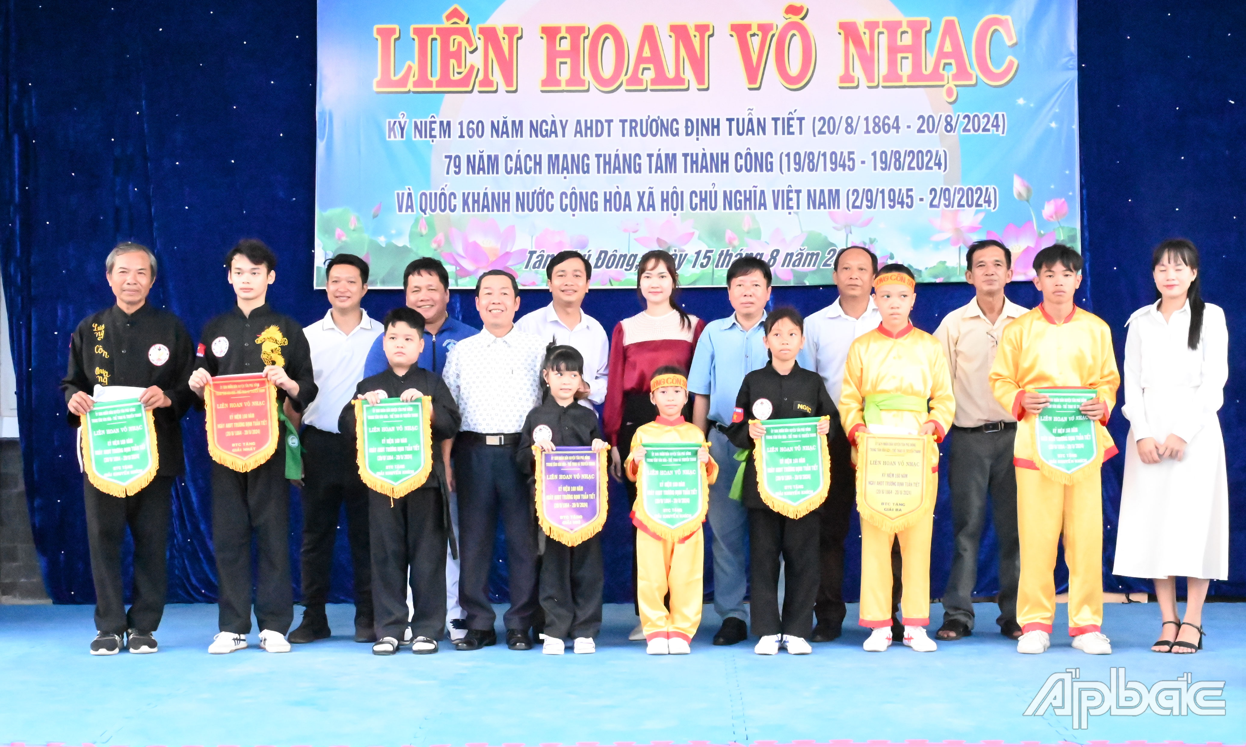 Trao cờ lưu niệm và giải Nhất, Nhì, Ba và Khuyến khích cho các đội.