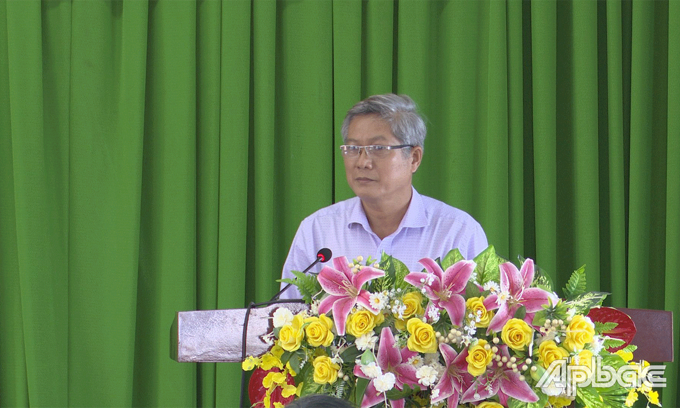 Bí thư Huyện uỷ Chợ Gạo Nguyễn Hồng Hữu phát biểu tại hội nghị.