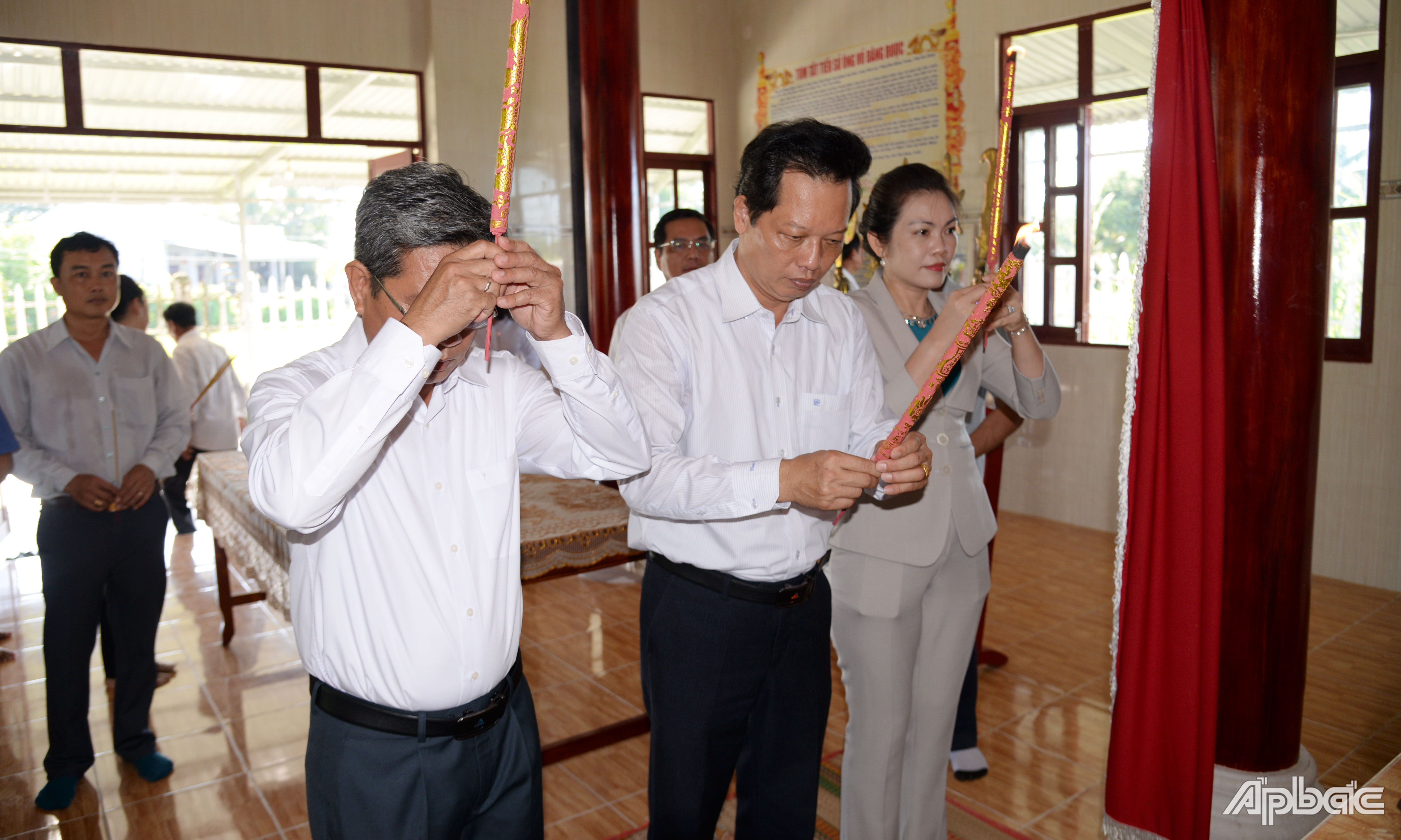 Đồng chí Nguyễn Thành Diệu dâng hương tại Đền thờ Võ Đăng Được.